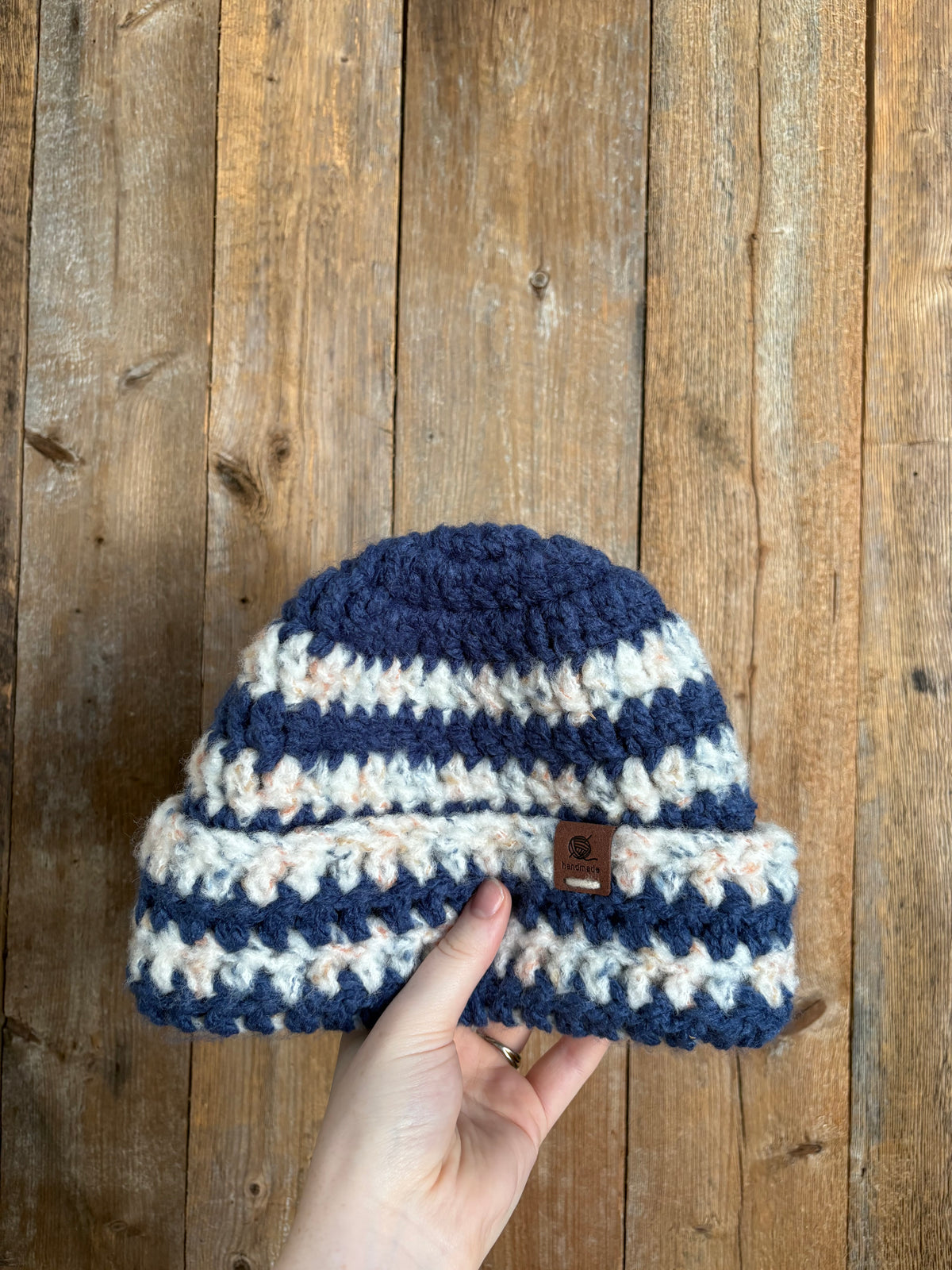 Bonnet rayé bleu et blanc moucheté