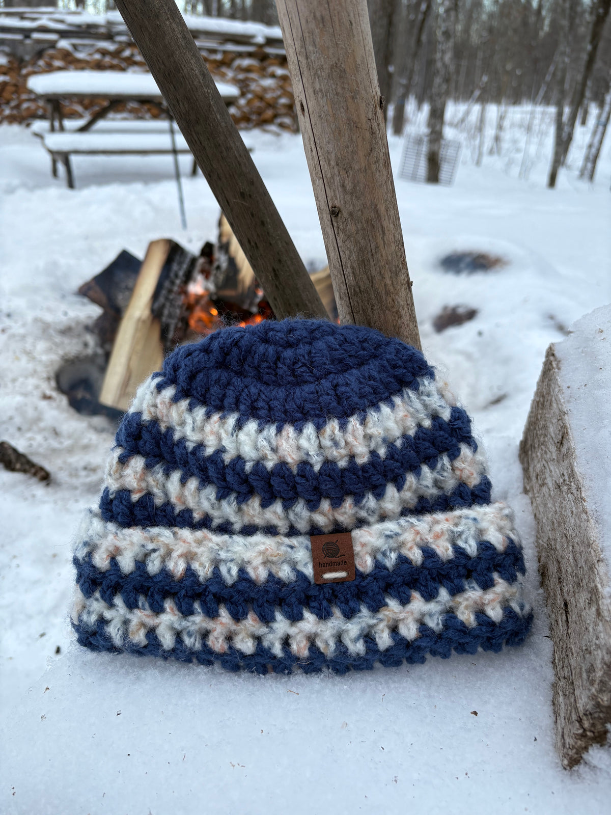 Bonnet rayé bleu et blanc moucheté