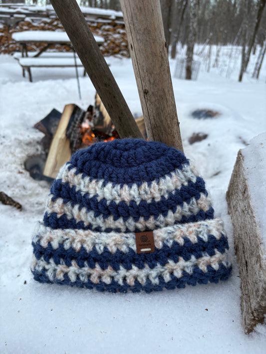 Bonnet rayé bleu et blanc moucheté